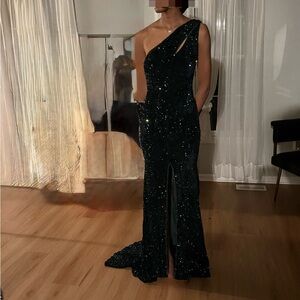 Elegant Dark Green Sequin One-Shoulder Dress, side slit and mini train